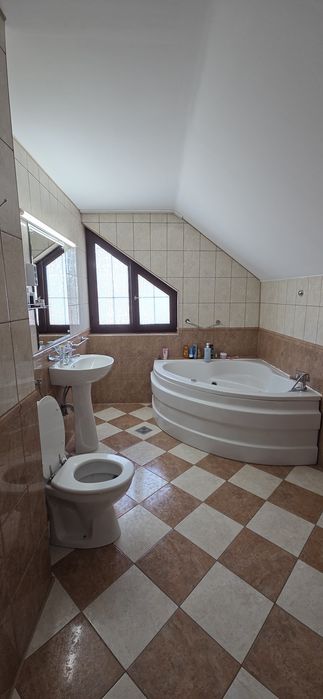 Casă spațioasă cu 4 camere, Birou & Garaj la demisol