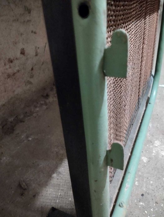 Детско ретро легло с ръчно изрисувани табли.