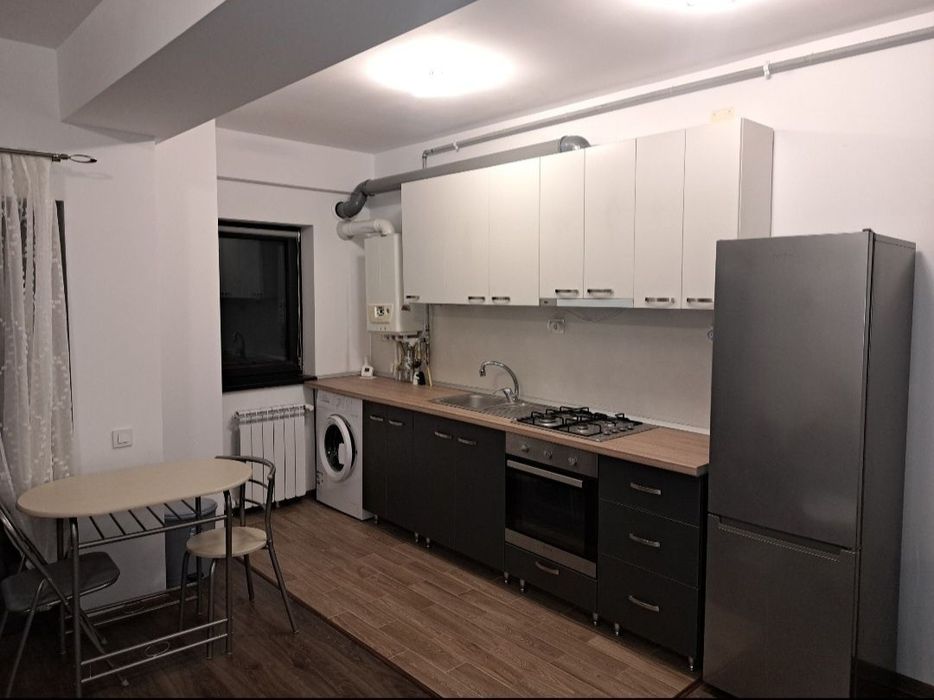 Închiriez studio cu loc parcare.
