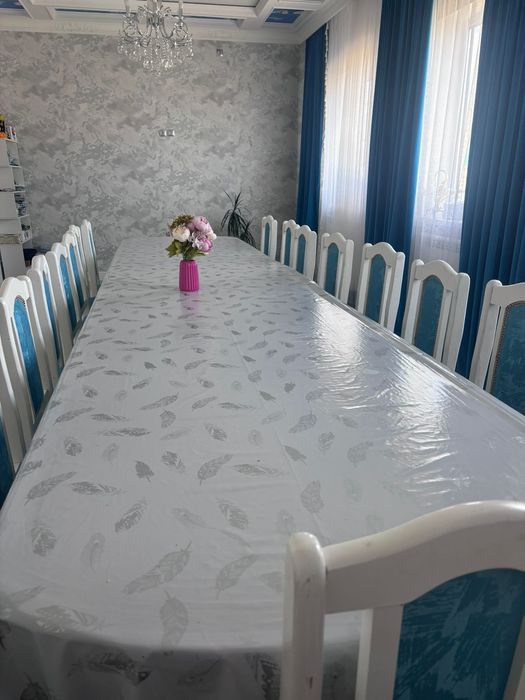 Стол орындығымен сатылады