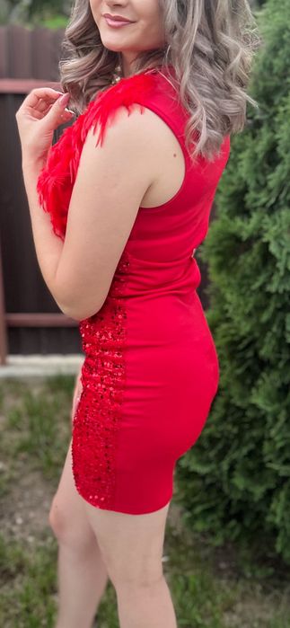 Rochie roșie cu paiete și pene