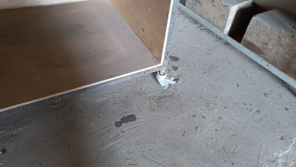 Продам стол на колёсах для гаража