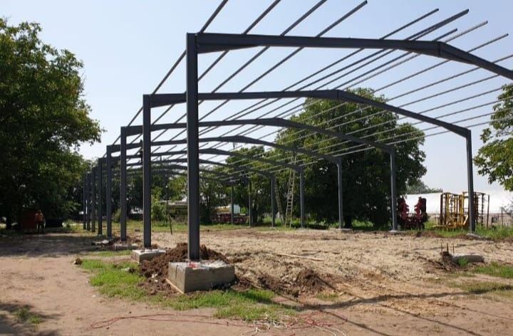 Vând hală metalică de pe stoc 10 m lățime 20 lungime 4 m la streașină la super preț fac și alte mărimi orice mărime Care dorește clientul oriunde