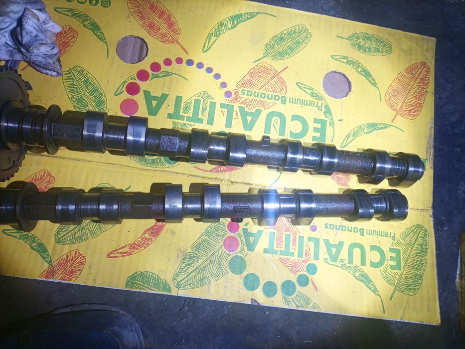 Распредвал 2шт тойота прадо 2 .7  2TR мотор