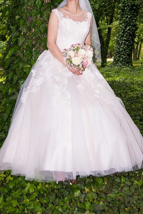 Булчинска рокля в кремаво-бял цвят