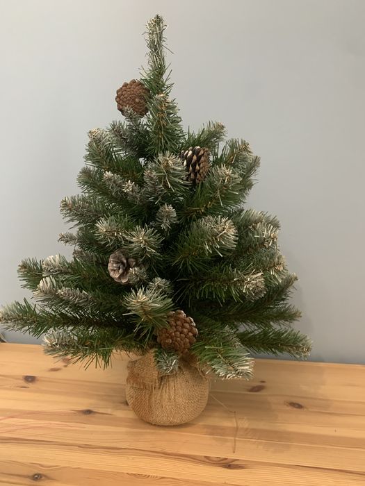 Елка миниатюрная с шишками