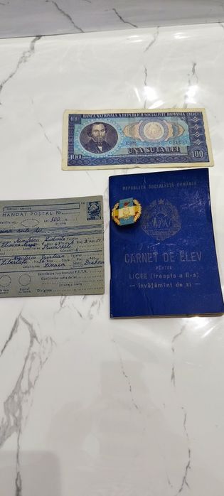 Lot de obiecte din perioada comunistă bancnotă de 100 lei,carnet de note ,insignă
