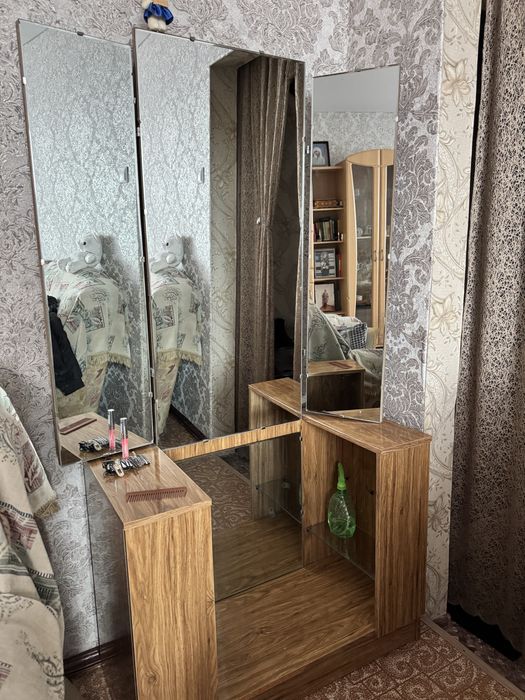 Продам трюмо (трильяж) с зеркалом