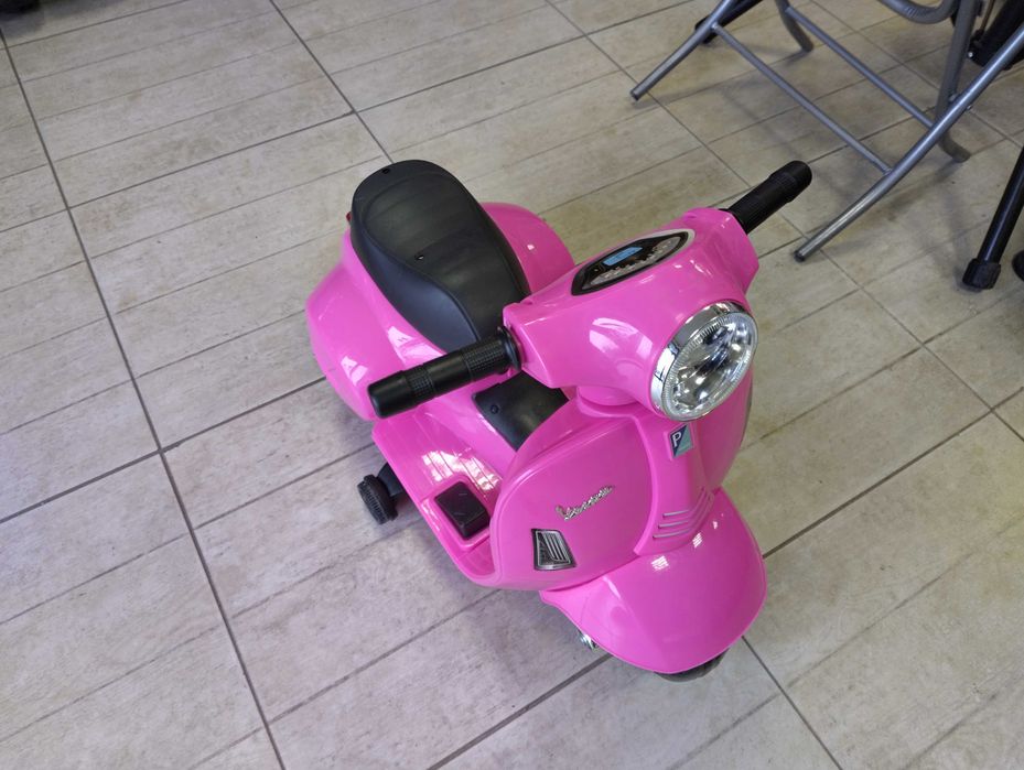 Розов акумулаторен мотор Vespa GTS Sport