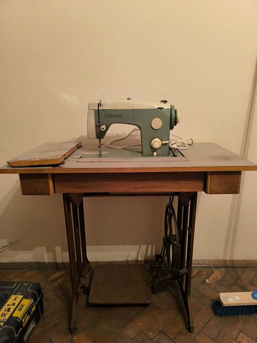 Ретро крачна шевна машина в дървена маса-шкаф