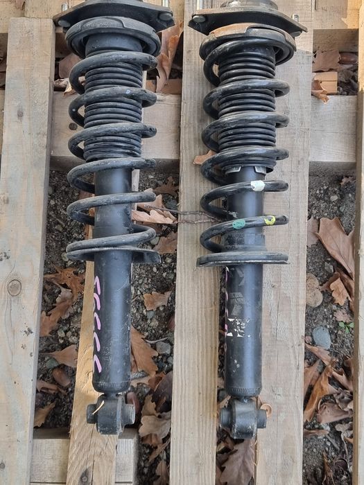 Стойки амортезаторы задние  на Subaru Forester SH .