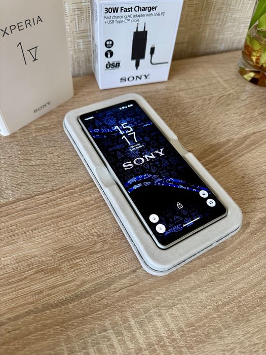 SONY Xperia 1 V, Зарядно, 2 калъфа и протектори
