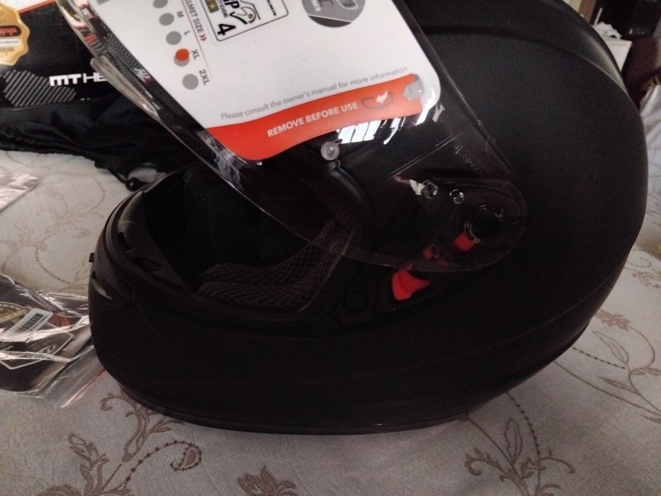 Продавам мотоциклетна каска, каска за мотор MT Helmets модел Thunder 3