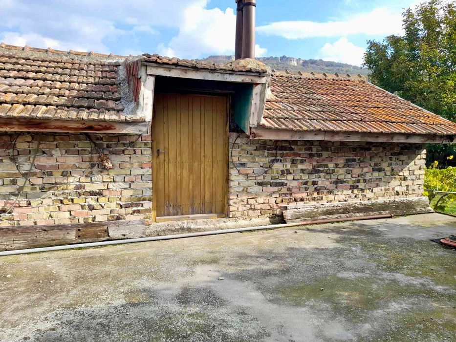 Къща с двор с. Разделна