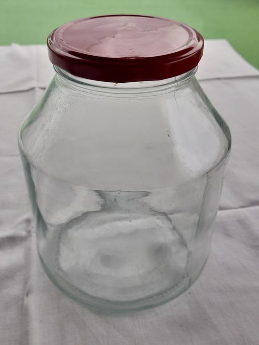 Стъклени буркани и бутилки