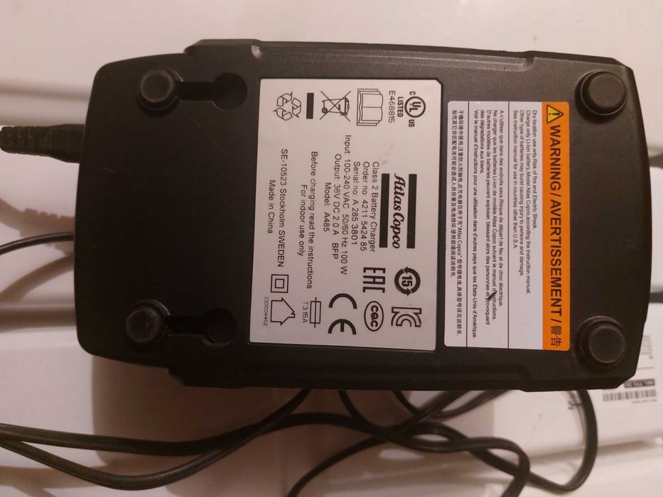 Две батерии малка и голяма и зарядно плус подарък.