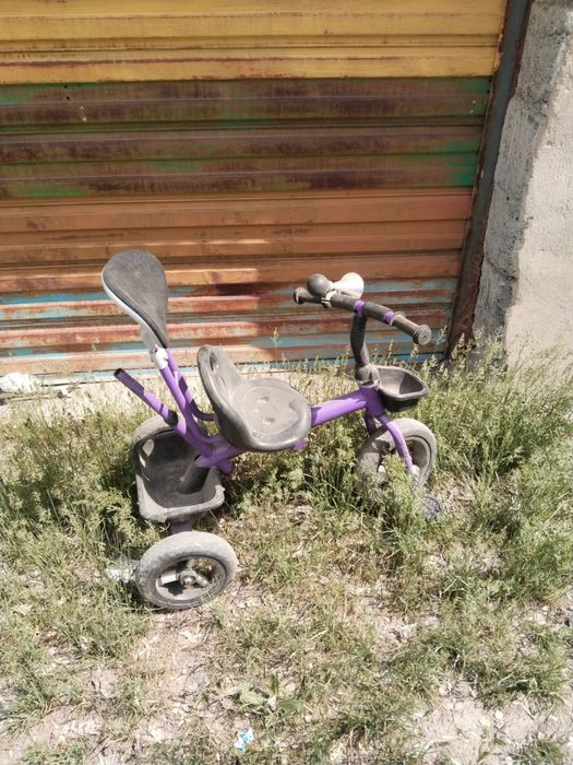 Детская коляска и велосипед