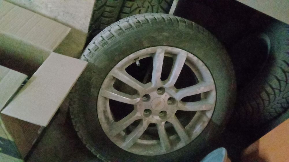 Продам зимние  шины с дисками от  шевроле
