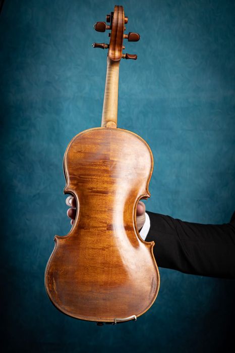 Скрипка ручной работы.