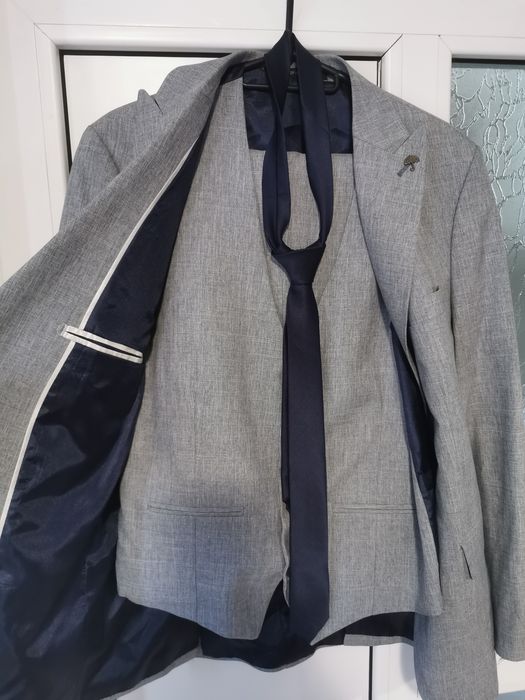 Vând costum bărbătesc nou