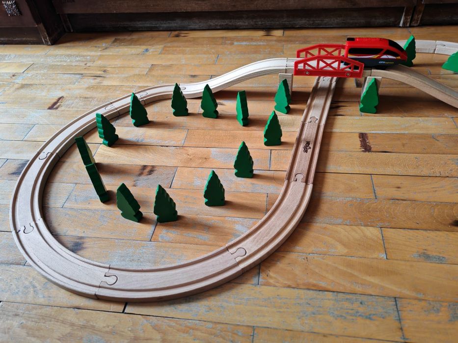 Продавам влакчета с дървени релси