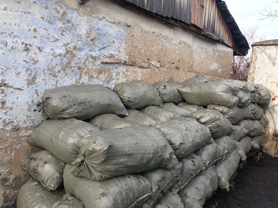 Уголь дрова в мешках.