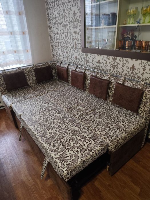 Угловой кухонный диван