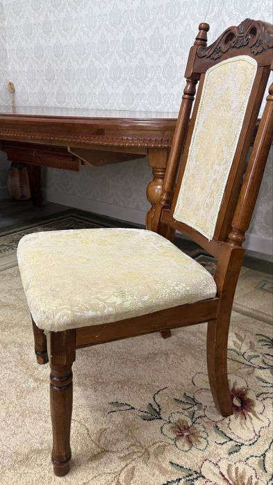 Гостиный стол со стульями