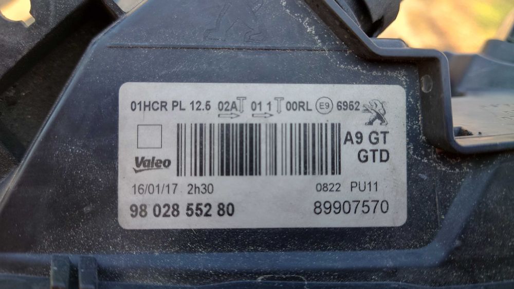 Преден ляв фар за Пежо 208 GTI