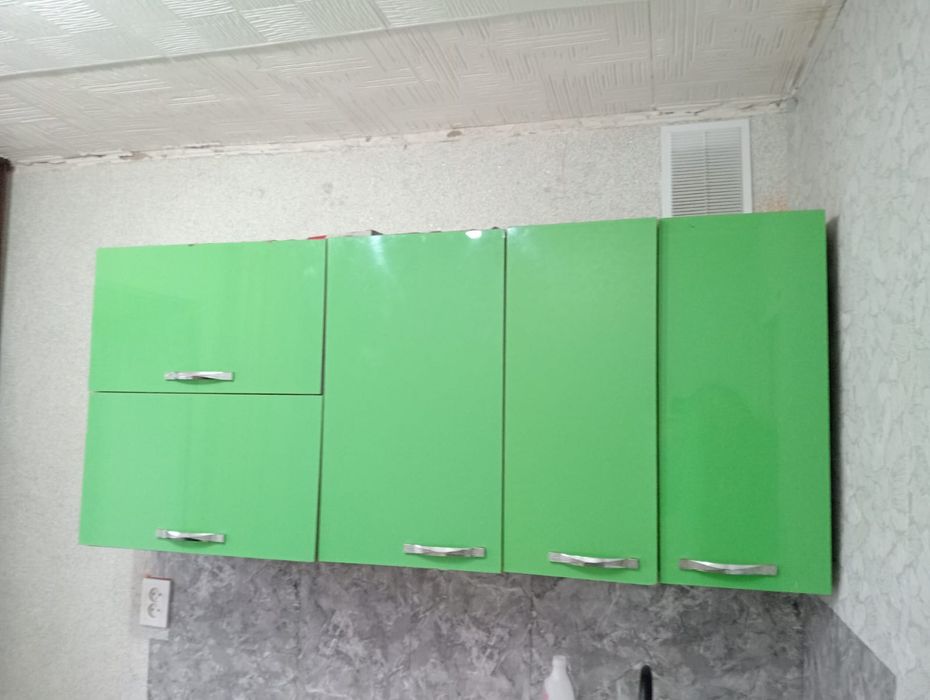 Продам 3 верхних шкафов от кухонного гарнитура и столик