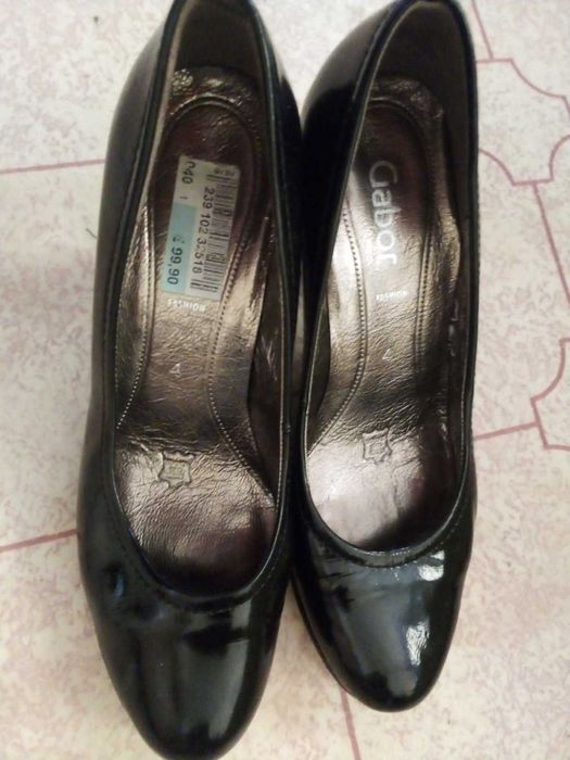 Сини италиански сандали на платформа и черни лачени обувки GABOR