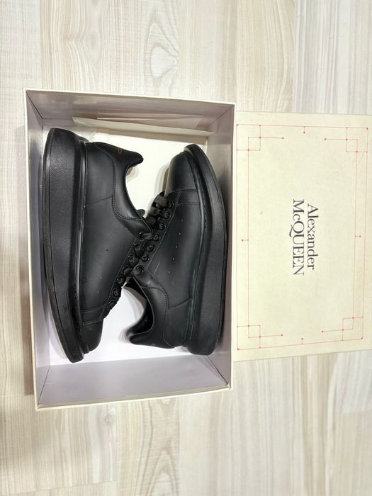 Vand adidasi Alexander McQueen!