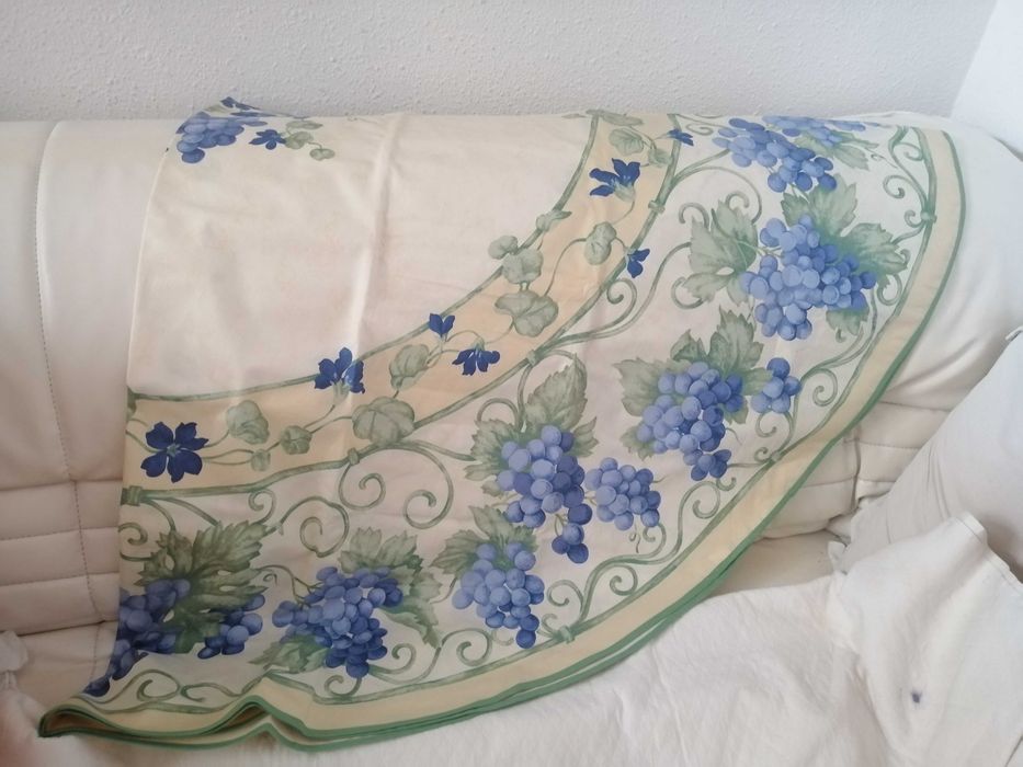 Fata de masa dreptunghiulara si rotunda - noi - cumparate la Nisa, Franta - 6 poze