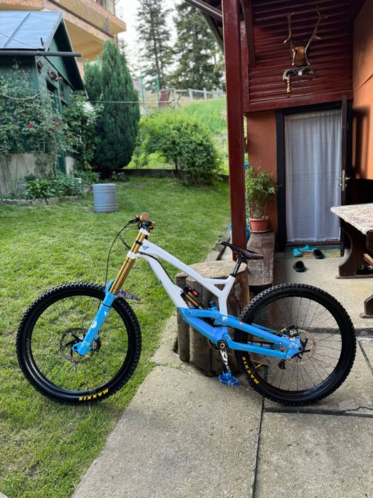 Bicicleta downhill Yt Tues