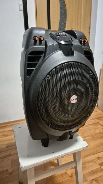 Vand boxa AKAI in stare buna de functionare