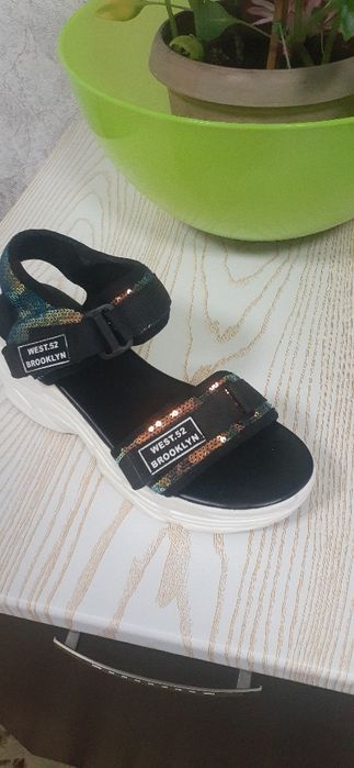 Продам босоножки летние