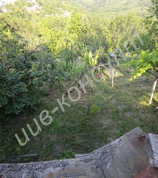 Голям парцел с панорамна гледка и къща в с. Малки Чифлик