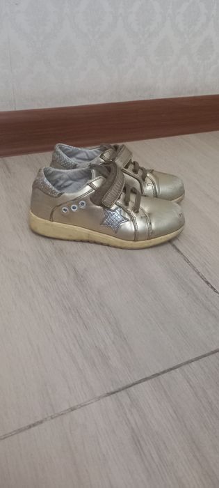 Срочно продам кроссовки