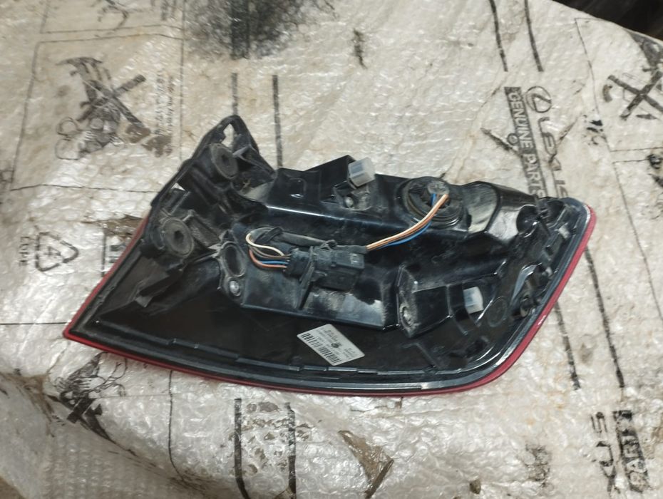 Far stânga audi A4 stânga si tripla pe aripă stânga