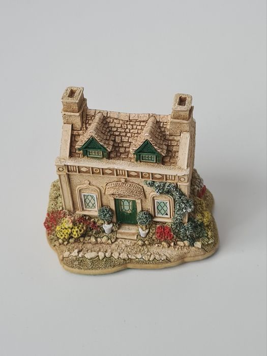 Колекционерска фигурка Lilliput Lane Pineapple Spa