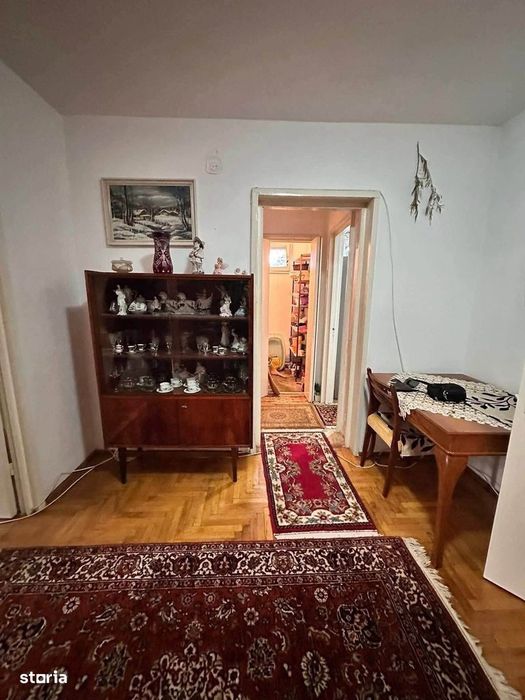 De vanzare aparament 3 camere si balcon, mobilat, etaj 1, boxa 59000e