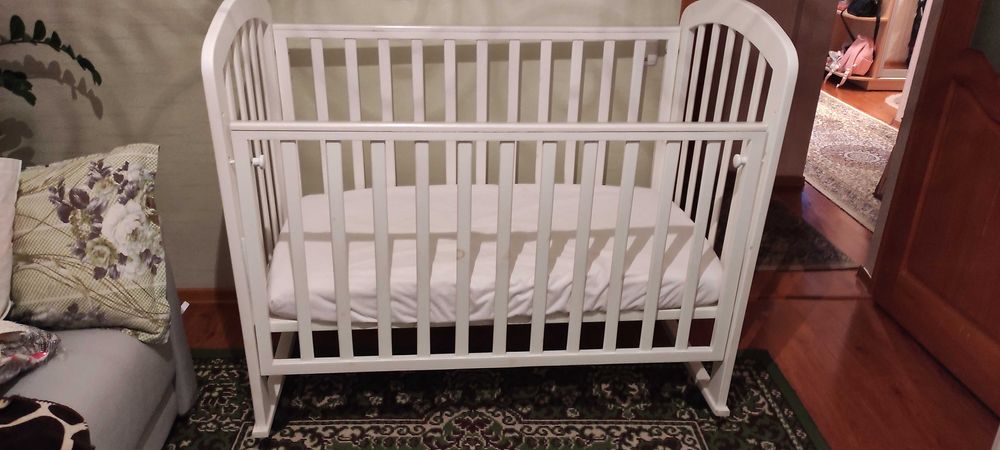 Кроватка-манеж с матрасом и чехлом