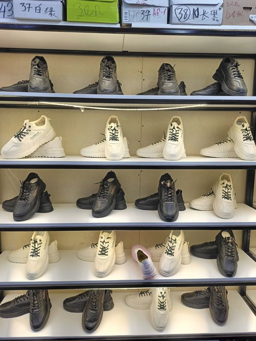 Продам обуви кроссовки