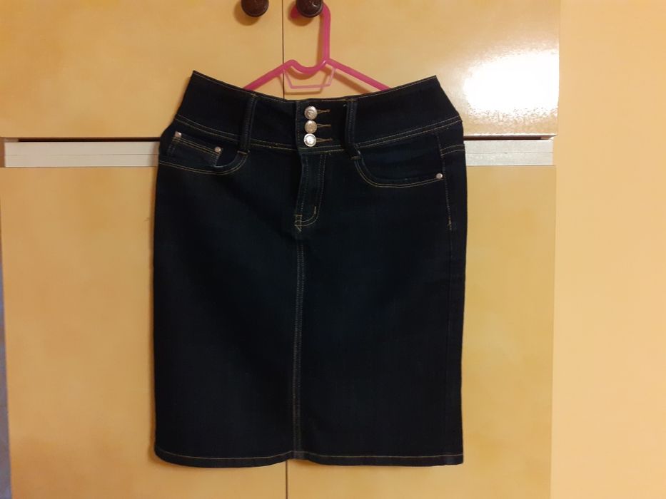 Fusta damă scurtă de de blugi mărimea 38 .M