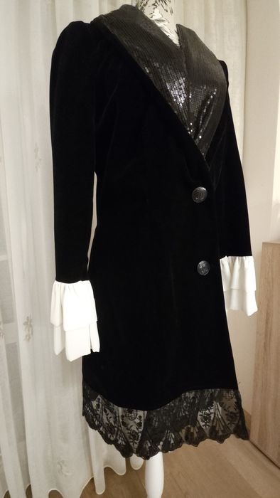 Rochie neagra de catifea, tip sarafan, cu dantela, mansete voal alb