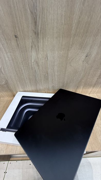 MacBook Pro M3 Pro 16” 16/512 GB, 95%, 53 цикла, полный комплект