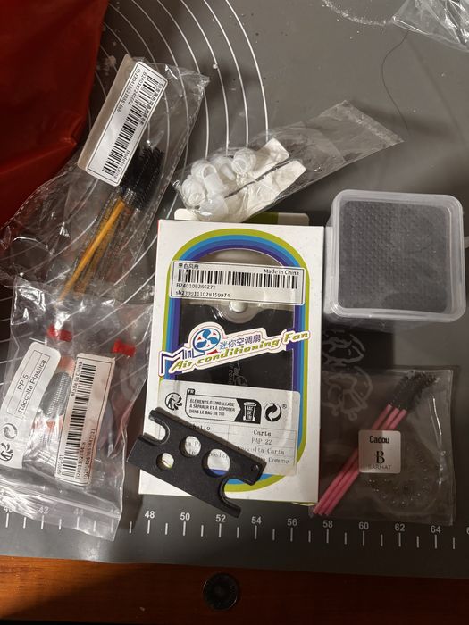 Vând accesorii pentru aplicarea extensiilor de gene fir cu fir .