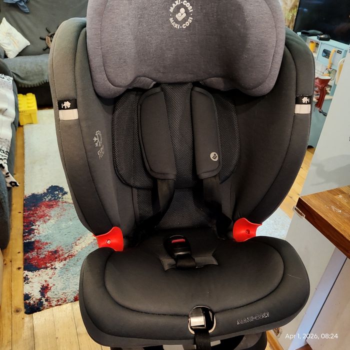 Детско столче за автомобил / кола. Maxi Cosi made in Italy.