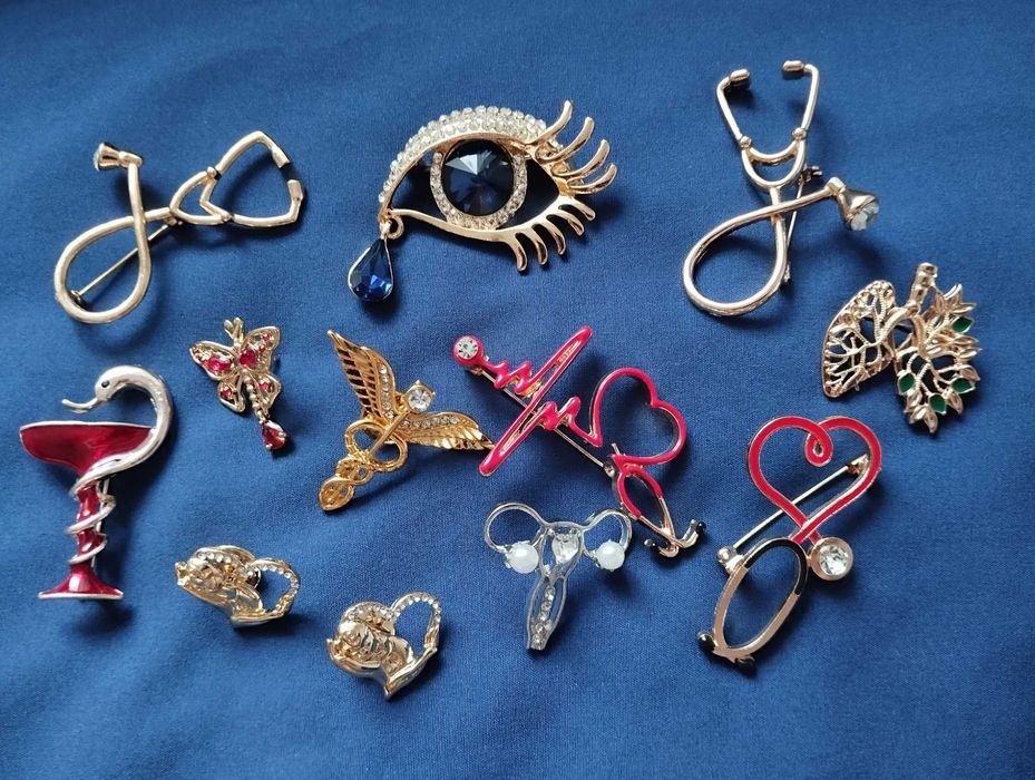 Брошь для врача медика