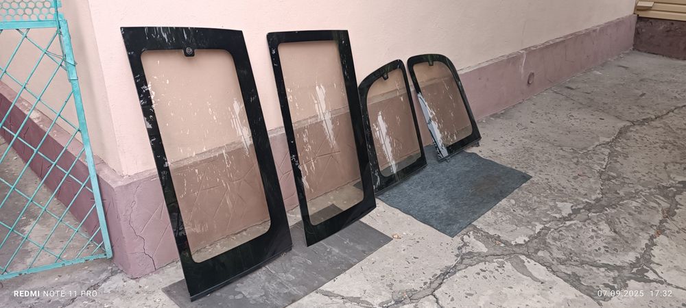 Стекла боковые на Делика булку